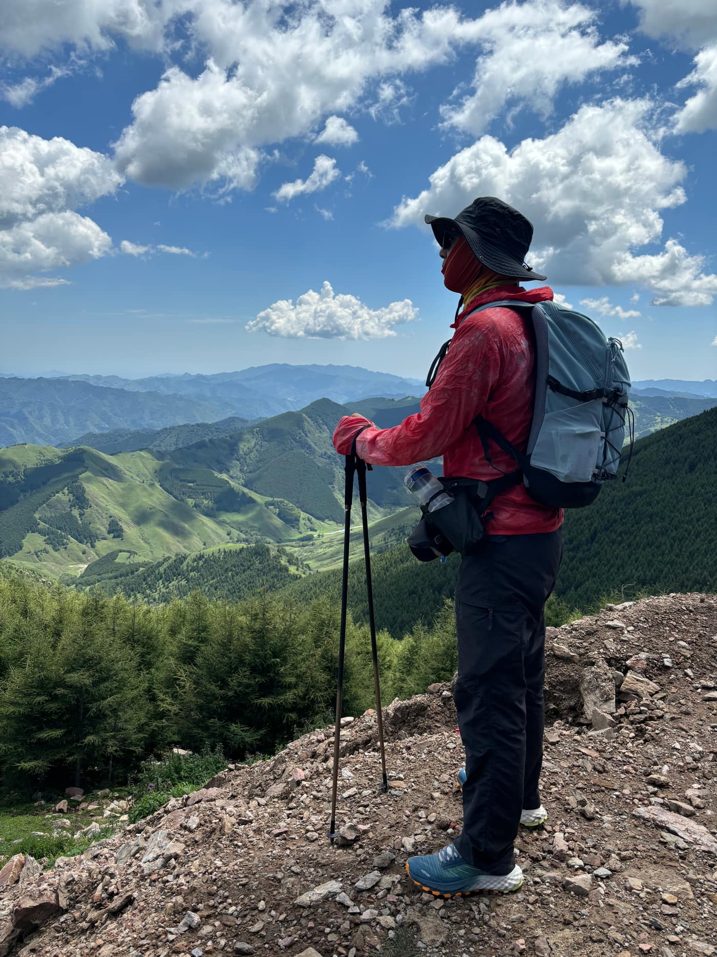 戎琦在山野中远望群山